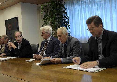 Gianni Torrenti (Assessore regionale Cultura, Sport e Solidarietà), Dario Locchi e Fabio Ziberna (Associazione Giuliani nel Mondo) e Michele Bernardon (EFASCE) alla presentazione degli Stati generali dei Corregionali all'estero (Trieste, 16 e 17 ottobre 2015) - Udine 12/10/2015