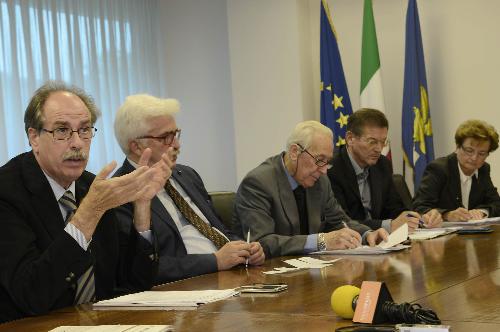 Gianni Torrenti (Assessore regionale Cultura, Sport e Solidarietà), Dario Locchi e Fabio Ziberna (Associazione Giuliani nel Mondo), Michele Bernardon e Vera Turrin (EFASCE) alla presentazione degli Stati generali dei Corregionali all'estero (Trieste, 16 e 17 ottobre 2015) - Udine 12/10/2015