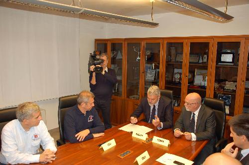 Luciano Sulli (Direttore centrale Protezione civile Regione FVG), Paolo Panontin (Assessore regionale Protezione civile), Franco Fiumara (Direttore centrale Protezione aziendale Gruppo FS Italiane) ed Emanuele Vrech (Coordinatore Protezione ambientale RFI Venezia) al Tavolo della firma della Convenzione tra Ferrovie dello Stato Italiane e Regione Friuli Venezia Giulia per la gestione delle emergenze in ambito ferroviario - Palmanova 13/10/2015