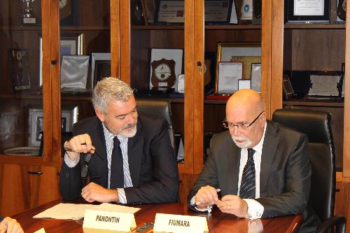 Paolo Panontin (Assessore regionale Protezione civile) e Franco Fiumara (Direttore centrale Protezione aziendale Gruppo FS Italiane) al Tavolo della firma della Convenzione tra Ferrovie dello Stato Italiane e Regione Friuli Venezia Giulia per la gestione delle emergenze in ambito ferroviario - Palmanova 13/10/2015