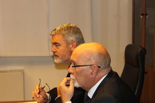 Paolo Panontin (Assessore regionale Protezione civile) e Franco Fiumara (Direttore centrale Protezione aziendale Gruppo FS Italiane) al Tavolo della firma della Convenzione tra Ferrovie dello Stato Italiane e Regione Friuli Venezia Giulia per la gestione delle emergenze in ambito ferroviario - Palmanova 13/10/2015