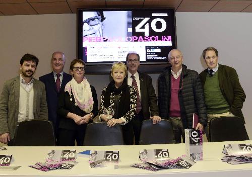 Riccardo Costantini (Associazione culturale Cinemazero), Giovanni Lessio (Presidente Teatro comunale Giuseppe Verdi Pordenone), Teresa Tassan Viol e Angela Felice (Presidente e direttrice Centro studi Pier Paolo Pasolini Casarsa), Gianni Torrenti (Assessore regionale Cultura), Alberto Bevilacqua (Direttore artistico CSS Teatro stabile di Innovazione Friuli Venezia Giulia) e Franco Però (Direttore artistico Il Rossetti Teatro Stabile Friuli Venezia Giulia) alla presentazione delle iniziative della Regione Friuli Venezia Giulia per celebrare Pier Paolo Pasolini a 40 anni dalla morte - Udine 13/10/2015