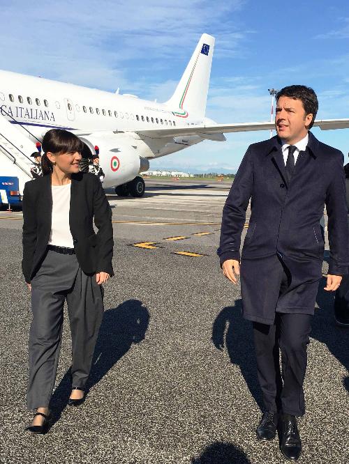 Debora Serracchiani (Presidente Regione Friuli Venezia Giulia) accoglie Matteo Renzi (Presidente Consiglio dei Ministri) all'Aeroporto FVG - Ronchi dei Legionari 17/10/2015