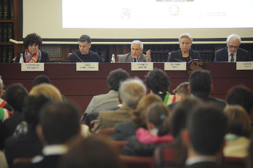 Loredana Panariti (Assessore regionale Lavoro, Formazione, Istruzione, Pari Opportunità, Politiche giovanili, Ricerca e Università) durante l'intervento di Franco Marini (Presidente Comitato storico scientifico Anniversari di interesse nazionale) alla Conferenza nazionale Giovani Costruttori di Pace, nella Sala Koch del Senato - Roma 22/10/2015 (Foto Roberto Brancolini)