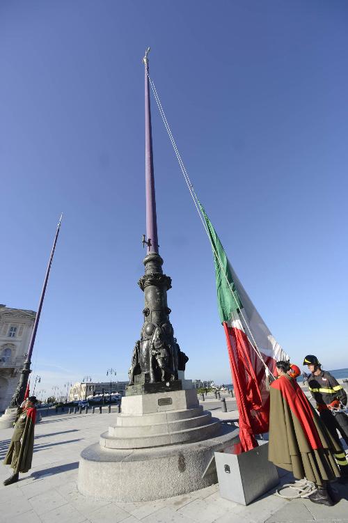Cerimonia dell'alzabandiera solenne in piazza Unità d'Italia in ricordo del LXI del ritorno di Trieste all'Italia (26 ottobre 1954) - Trieste 26/10/2015