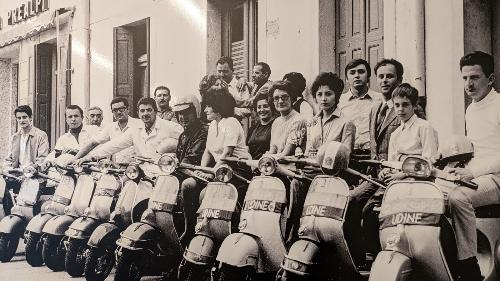 Foto storica che ritrae un raduno di Vespa a Udine