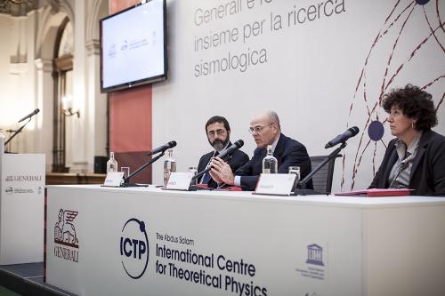 Fernando Quevedo (Direttore ICTP), Mario Greco (Group ceo Generali) e Loredana Panariti (Assessore regionale Ricerca e Università) al Tavolo dell'accordo siglato tra il Gruppo Generali e The "Abdus Salam" International Centre for Theoretical Physics (ICTP) [Centro internazionale di Fisica teorica] - Trieste 29/10/2015 (Foto Giuliano Koren Gruppo Generali)