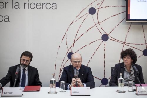 Fernando Quevedo (Direttore ICTP), Mario Greco (Group ceo Generali) e Loredana Panariti (Assessore regionale Ricerca e Università) al Tavolo dell'accordo siglato tra il Gruppo Generali e The "Abdus Salam" International Centre for Theoretical Physics (ICTP) [Centro internazionale di Fisica teorica] - Trieste 29/10/2015 (Foto Giuliano Koren Gruppo Generali)