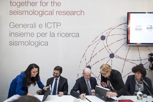 Loredana Panariti (Assessore regionale Ricerca e Università) al Tavolo dell'accordo siglato tra il Gruppo Generali e The "Abdus Salam" International Centre for Theoretical Physics (ICTP) [Centro internazionale di Fisica teorica] - Trieste 29/10/2015 (Foto Giuliano Koren Gruppo Generali)