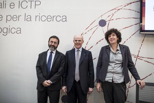 Fernando Quevedo (Direttore ICTP), Mario Greco (Group ceo Generali) e Loredana Panariti (Assessore regionale Ricerca e Università) in occasione dell'accordo siglato tra il Gruppo Generali e The "Abdus Salam" International Centre for Theoretical Physics (ICTP) [Centro internazionale di Fisica teorica] - Trieste 29/10/2015 (Foto Giuliano Koren Gruppo Generali)