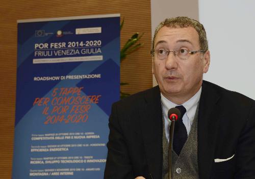 Sergio Bolzonello (Vicepresidente Regione FVG e assessore Attività produttive, Cooperazione e Turismo) all'ultimo dei cinque incontri di presentazione del Programma Operativo Regionale (POR) del Fondo Europeo di Sviluppo Regionale (FESR) del Friuli Venezia Giulia, in cui sono state illustrate le misure dedicate allo Sviluppo urbano - Udine 05/11/2015