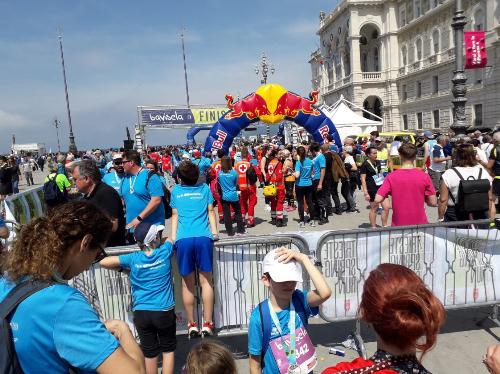 L'arrivo della Trieste Spring Run 2024 in piazza Unità a Trieste.