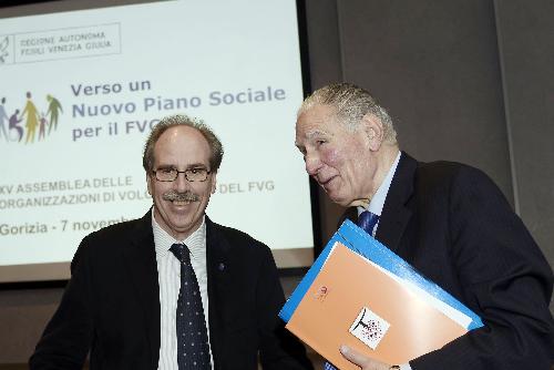 Gianni Torrenti (Assessore regionale Cultura, Sport e Solidarietà) e Dario Rinaldi [Comitato Gestione Fondo Centro Servizi Volontariato (CSV)] alla XV Assemblea regionale delle Organizzazioni di Volontariato del FVG, nell'Auditorium della Regione – Gorizia 07/11/2015