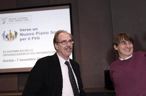 Gianni Torrenti (Assessore regionale Cultura, Sport e Solidarietà) e Giorgio Volpe (Presidente Comitato regionale Volontariato FVG) alla XV Assemblea regionale delle Organizzazioni di Volontariato del FVG, nell'Auditorium della Regione – Gorizia 07/11/2015