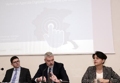 Simone Puksic (Presidente Insiel S.p.A.), Paolo Panontin (Assessore regionale Autonomie locali e Coordinamento Riforme) e Mariagrazia Santoro (Assessore regionale Infrastrutture e Pianificazione territoriale) alla presentazione dell'Agenda Digitale regionale partecipata (AD-FVG) - Trieste 11/11/2015