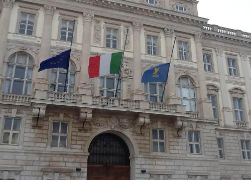 Palazzo della Regione Friuli Venezia Giulia con le bandiere a mezz'asta in segno di lutto dopo gli attentati di Parigi - Trieste 14/11/2015