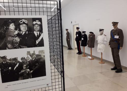 Una sezione della mostra di uniformi, cimeli e documentazione dell’Arma allestita nella Sala Colonne della Regione.