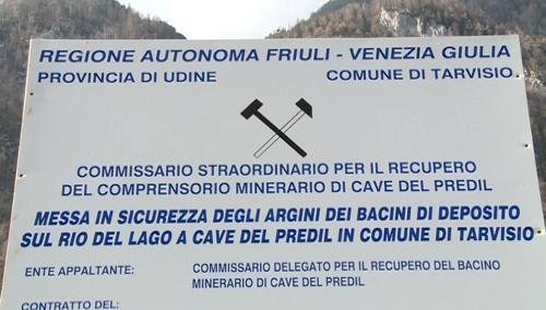 Cartello dei lavori di messa in sicurezza degli argini dei bacini di deposito sul Rio del Lago a Cave del Predil in comune di Tarvisio - 20/11/2015
