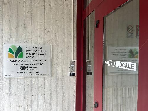 L'ingresso della sede della Polizia locale della Comunità di montagna delle Prealpi friulane orientali a Montereale Valcellina