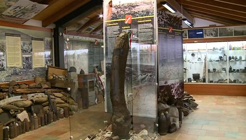 Allestimento della mostra "San Martino e l'albero storto: c'era un volta. Storie da una trincea", al Museo della Grande Guerra - San Martino del Carso 23/11/2015