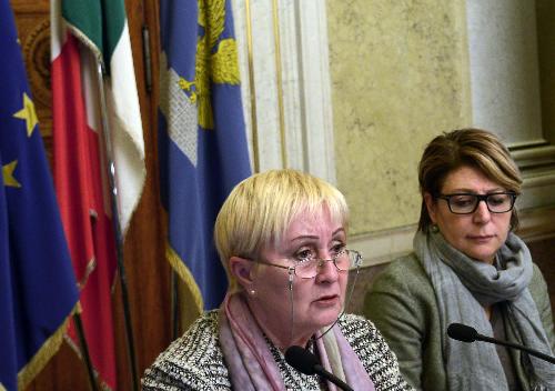 Renata Bagatin (Consigliere regionale) e Maria Sandra Telesca (Assessore regionale Salute, Integrazione socio-sanitaria, Politiche sociali e Famiglia) al convegno "Invecchiamento attivo: un'opportunità per il FVG. Linee strategiche per la programmazione triennale", nella sede della Regione in piazza Unità - Trieste 23/11/2015