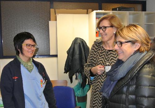 Maria Sandra Telesca (Assessore regionale Salute), con Maura Mesaglio (Dirigente infermieristica Pronto Soccorso) e un'addetta al Triage, durante la visita al Pronto Soccorso dell'Ospedale - Udine 28/11/2015