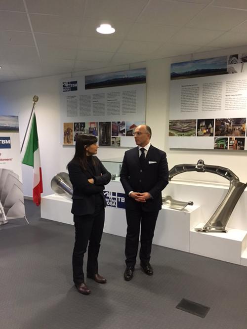 Debora Serracchiani (Presidente Regione Friuli Venezia Giulia) visita gli stabilimenti della Pietro Rosa TBM accompagnata da Mauro Fioretti (Amministratore delegato Pietro Rosa TBM) - Maniago 30/11/2015