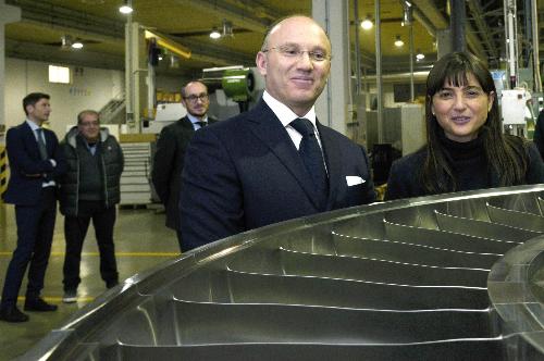 Mauro Fioretti (Amministratore delegato Pietro Rosa TBM) accompagna Debora Serracchiani (Presidente Regione Friuli Venezia Giulia) nella visita agli stabilimenti della Pietro Rosa TBM - Maniago 30/11/2015