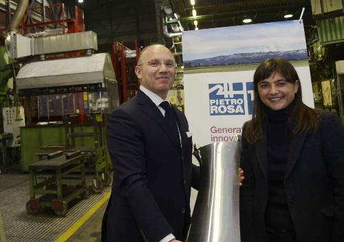 Mauro Fioretti (Amministratore delegato Pietro Rosa TBM) accompagna Debora Serracchiani (Presidente Regione Friuli Venezia Giulia) nella visita agli stabilimenti della Pietro Rosa TBM - Maniago 30/11/2015