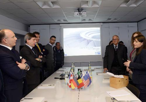 Debora Serracchiani (Presidente Regione Friuli Venezia Giulia), con Mauro Fioretti (Amministratore delegato Pietro Rosa TBM) e vertici dell'Azienda, negli stabilimenti della Pietro Rosa TBM - Maniago 30/11/2015