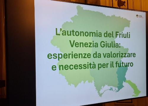 L'immagine del convegno della Cisl Fvg "L’autonomia del Friuli Venezia Giulia: esperienze da valorizzare e necessità per il futuro" che si è tenuto a Trieste. 