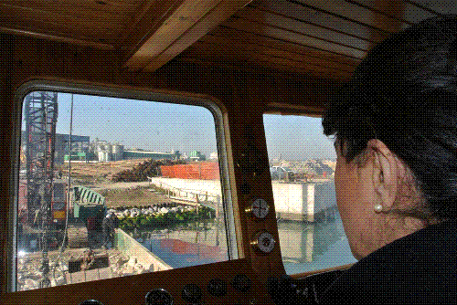 Mariagrazia Santoro (Assessore regionale Infrastrutture) durante il sopralluogo ai lavori di dragaggio del canale navigabile dello scalo commerciale di Porto Magreth, nella Zona Industriale dell'Aussa Corno (ZIAC) - 19/12/2015 San Giorgio di Nogaro