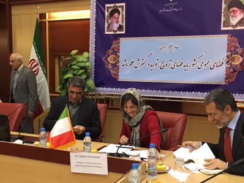 Vahid Ahmadi (Viceministro Scienza, Ricerca e Tecnologia Iran), Debora Serracchiani (Presidente Regione Friuli Venezia Giulia) e Mauro Conciatori (Ambasciatore d'Italia a Teheran) - Teheran 11/01/2016 (Foto Min. Esteri it.)