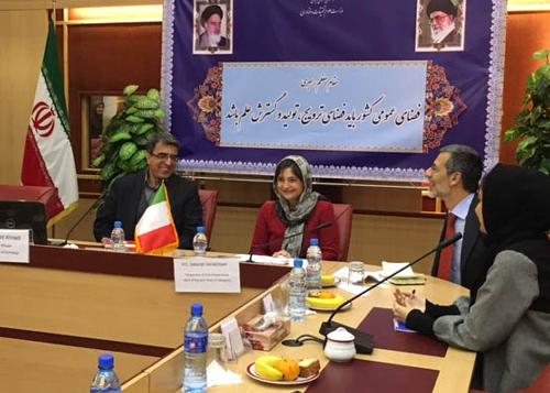 Vahid Ahmadi (Viceministro Scienza, Ricerca e Tecnologia Iran), Debora Serracchiani (Presidente Regione Friuli Venezia Giulia) e Mauro Conciatori (Ambasciatore d'Italia a Teheran) - Teheran 11/01/2016 (Foto Min. Esteri it.)