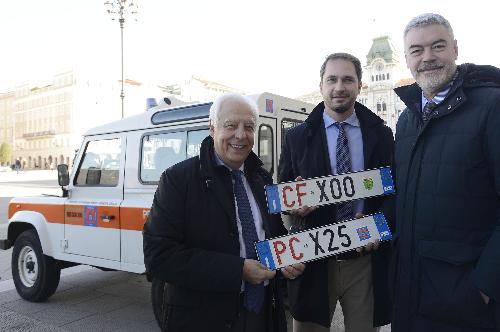 Vittorio Zollia (Assessore Motorizzazione civile Provincia Trieste) e gli assessori regionali Cristiano Shaurli (Risorse agricole e forestali) e Paolo Panontin (Autonomie locali e Protezione civile) accanto a una jeep della Protezione civile, davanti al Palazzo della Regione in piazza Unità d'Italia, nel giorno della presentazione delle targhe speciali dei veicoli del Corpo Forestale Regionale (CFR) e della Protezione civile del Friuli Venezia Giulia - Trieste 12/01/2016