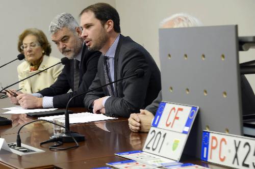 Francesca Adelaide Garufi (Commissario di Governo e prefetto Trieste) e gli assessori regionali Cristiano Shaurli (Risorse agricole e forestali) e Paolo Panontin (Autonomie locali e Protezione civile) alla conferenza stampa di presentazione delle targhe speciali dei veicoli del Corpo Forestale Regionale (CFR) e della Protezione civile del Friuli Venezia Giulia - Trieste 12/01/2016