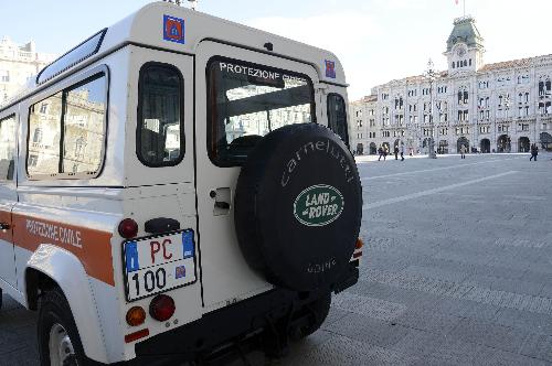 Jeep della Protezione civile davanti al Palazzo della Regione in piazza Unità d'Italia nel giorno della presentazione delle targhe speciali dei veicoli del Corpo Forestale Regionale (CFR) e della Protezione civile del Friuli Venezia Giulia - Trieste 12/01/2016