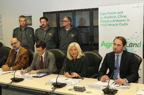 Paolo Stefanelli (Direttore ERSA), Lorenzo Kasperkovitz (Vicedirettore Federazione BCC FVG), Luisa De Marco (Presidente Udine e Gorizia Fiere S.p.A.) e Cristiano Shaurli (Assessore regionale Risorse agricole e forestali) alla conferenza stampa di presentazione di AgriestLand 2016 e del Programma di Sviluppo Rurale (PSR) 2014-2020 del FVG - Udine 14/01/2016 (PhotoLife Udine)