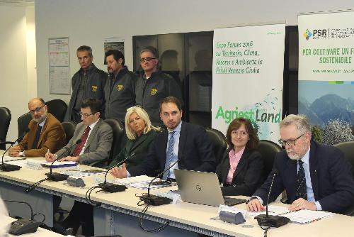 Paolo Stefanelli (Direttore ERSA), Lorenzo Kasperkovitz (Vicedirettore Federazione BCC FVG), Luisa De Marco (Presidente Udine e Gorizia Fiere S.p.A.), Cristiano Shaurli (Assessore regionale Risorse agricole e forestali), Serena Cutrano (Autorità di gestione PSR 2014-2020) e Francesco Marangon (Dipartimento Scienze economiche e statistiche Università Udine) alla conferenza stampa di presentazione di AgriestLand 2016 e del Programma di Sviluppo Rurale (PSR) 2014-2020 del FVG - Udine 14/01/2016 (PhotoLife Udine)