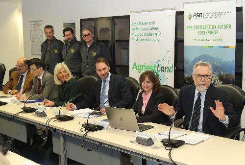 Paolo Stefanelli (Direttore ERSA), Lorenzo Kasperkovitz (Vicedirettore Federazione BCC FVG), Luisa De Marco (Presidente Udine e Gorizia Fiere S.p.A.), Cristiano Shaurli (Assessore regionale Risorse agricole e forestali), Serena Cutrano (Autorità di gestione PSR 2014-2020) e Francesco Marangon (Dipartimento Scienze economiche e statistiche Università Udine) alla conferenza stampa di presentazione di AgriestLand 2016 e del Programma di Sviluppo Rurale (PSR) 2014-2020 del FVG - Udine 14/01/2016 (PhotoLife Udine)