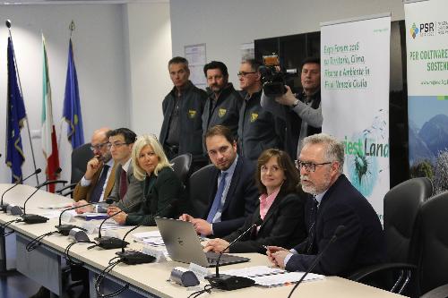 Paolo Stefanelli (Direttore ERSA), Lorenzo Kasperkovitz (Vicedirettore Federazione BCC FVG), Luisa De Marco (Presidente Udine e Gorizia Fiere S.p.A.), Cristiano Shaurli (Assessore regionale Risorse agricole e forestali), Serena Cutrano (Autorità di gestione PSR 2014-2020) e Francesco Marangon (Dipartimento Scienze economiche e statistiche Università Udine) alla conferenza stampa di presentazione di AgriestLand 2016 e del Programma di Sviluppo Rurale (PSR) 2014-2020 del FVG - Udine 14/01/2016 (PhotoLife Udine)