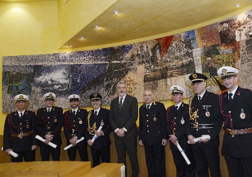 Paolo Panontin (Assessore regionale Autonomie locali e Coordinamento Riforme) e Sergio Abbate (Comandante Polizia locale Trieste) con operatori della Polizia locale del FVG che hanno ricevuto encomi per azioni particolarmente meritorie, alla VII Giornata regionale della Polizia locale - Pordenone 20/01/2016