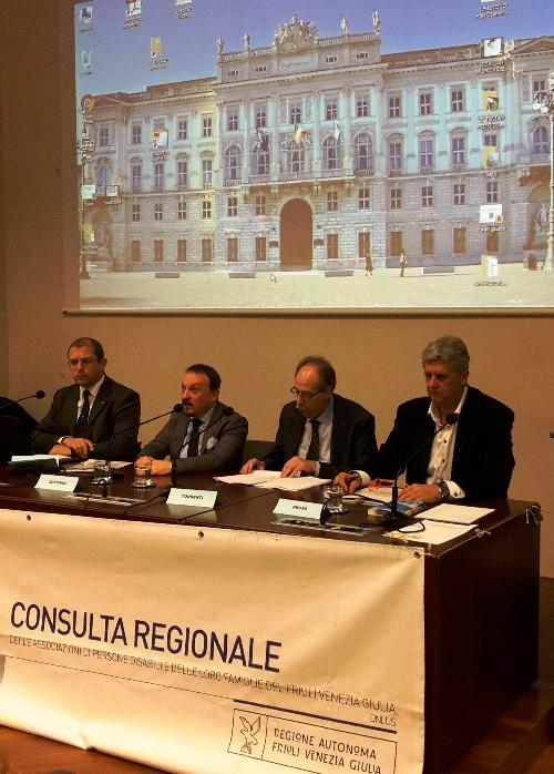 Vincenzo Zoccano (Presidente Consulta regionale Associazioni persone disabili e loro famiglie del FVG) e Gianni Torrenti (Assessore regionale Cultura e Sport) al convegno "Sport e disabilità" - Trieste 30/01/2016