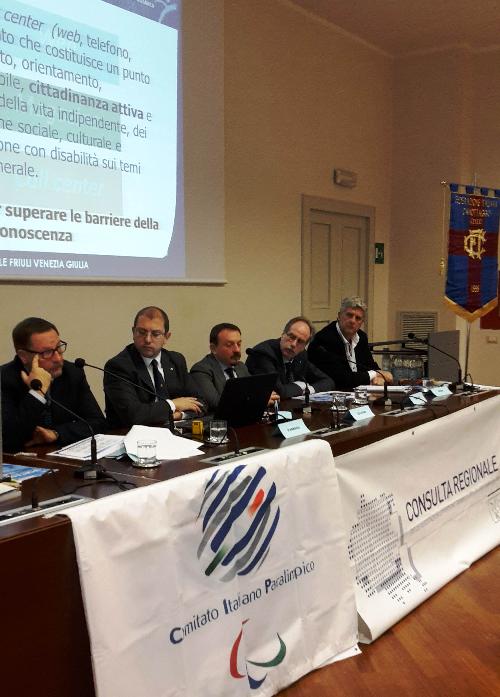 Vincenzo Zoccano (Presidente Consulta regionale Associazioni persone disabili e loro famiglie del FVG) e Gianni Torrenti (Assessore regionale Cultura e Sport) al convegno "Sport e disabilità" - Trieste 30/01/2016