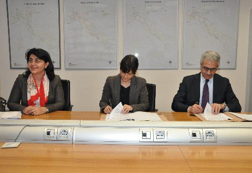 Mariagrazia Santoro (Assessore regionale Infrastrutture e Territorio), Debora Serracchiani (Presidente Regione Friuli Venezia Giulia) e Maurizio Gentile (Amministratore delegato RFI) alla firma dell'Accordo Quadro tra Regione FVG e Rete Ferroviaria Italiana (RFI) - Roma 03/02/2016