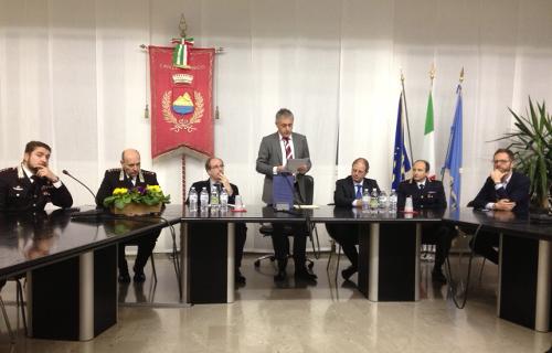 Gianni Torrenti (Assessore regionale Solidarietà), con Vittorio Zappalorto (Prefetto Udine), Alessandro Miconi (Vicequestore aggiunto Udine), Marco Zearo (Comandante provinciale Carabinieri Udine), Gianni Borghi (Sindaco Cavazzo) e Fabio Di Lenardo (Responsabile CRI Udine), all'assemblea pubblica nella Sala consiliare del Municipio - Cavazzo Carnico 11/02/2016