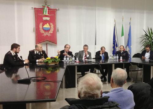 Gianni Torrenti (Assessore regionale Solidarietà), con Vittorio Zappalorto (Prefetto Udine), Alessandro Miconi (Vicequestore aggiunto Udine), Marco Zearo (Comandante provinciale Carabinieri Udine), Gianni Borghi (Sindaco Cavazzo) e Fabio Di Lenardo (Responsabile CRI Udine), all'assemblea pubblica nella Sala consiliare del Municipio - Cavazzo Carnico 11/02/2016