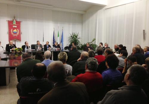 Gianni Torrenti (Assessore regionale Solidarietà), con Vittorio Zappalorto (Prefetto Udine), Alessandro Miconi (Vicequestore aggiunto Udine), Marco Zearo (Comandante provinciale Carabinieri Udine), Gianni Borghi (Sindaco Cavazzo) e Fabio Di Lenardo (Responsabile CRI Udine), all'assemblea pubblica nella Sala consiliare del Municipio - Cavazzo Carnico 11/02/2016