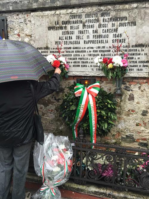 Lapide in ricordo dell'eccidio di 23 partigiani fucilati l'11 febbraio 1945 presso il muro di cinta del Cimitero - Udine 14/02/2016
