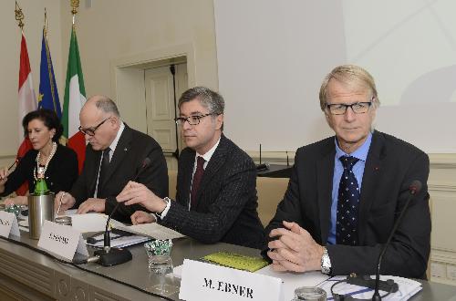 Diego Vecchiato (Direttore Dipartimento Politiche e Cooperazione internazionali Regione Veneto), Francesco Peroni (Assessore Coordinamento e Programmazione Politiche economiche e comunitarie Regione FVG) e Manfred Ebner (Consigliere Land Carinzia) nel corso dell'info day sul Programma di Cooperazione territoriale europea Interreg V-A Italia - Austria 2014-2020, nella sede della Regione Friuli Venezia Giulia - Trieste 18/02/2016